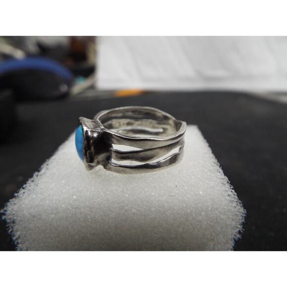 Vintage Sterling silver ring with fiery blue opal roughly 8mm 925 Size 7 ish - Picture 7 of 9